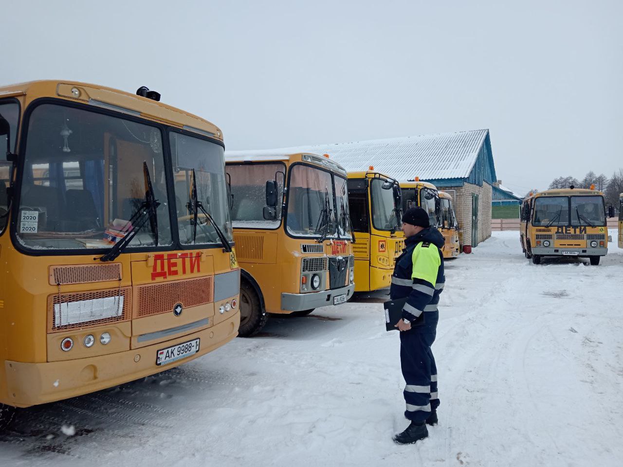 Сотрудники ОГАИ Ляховичского РОВД проверили техническое состояние <b>автобусов</b>, регулярно перево...